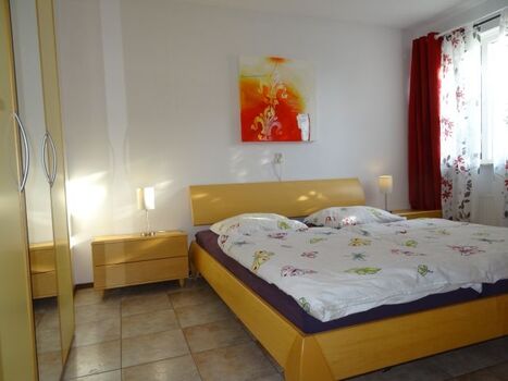 Hülsta-Schlafzimmer im EG mit großem Schrank und TV