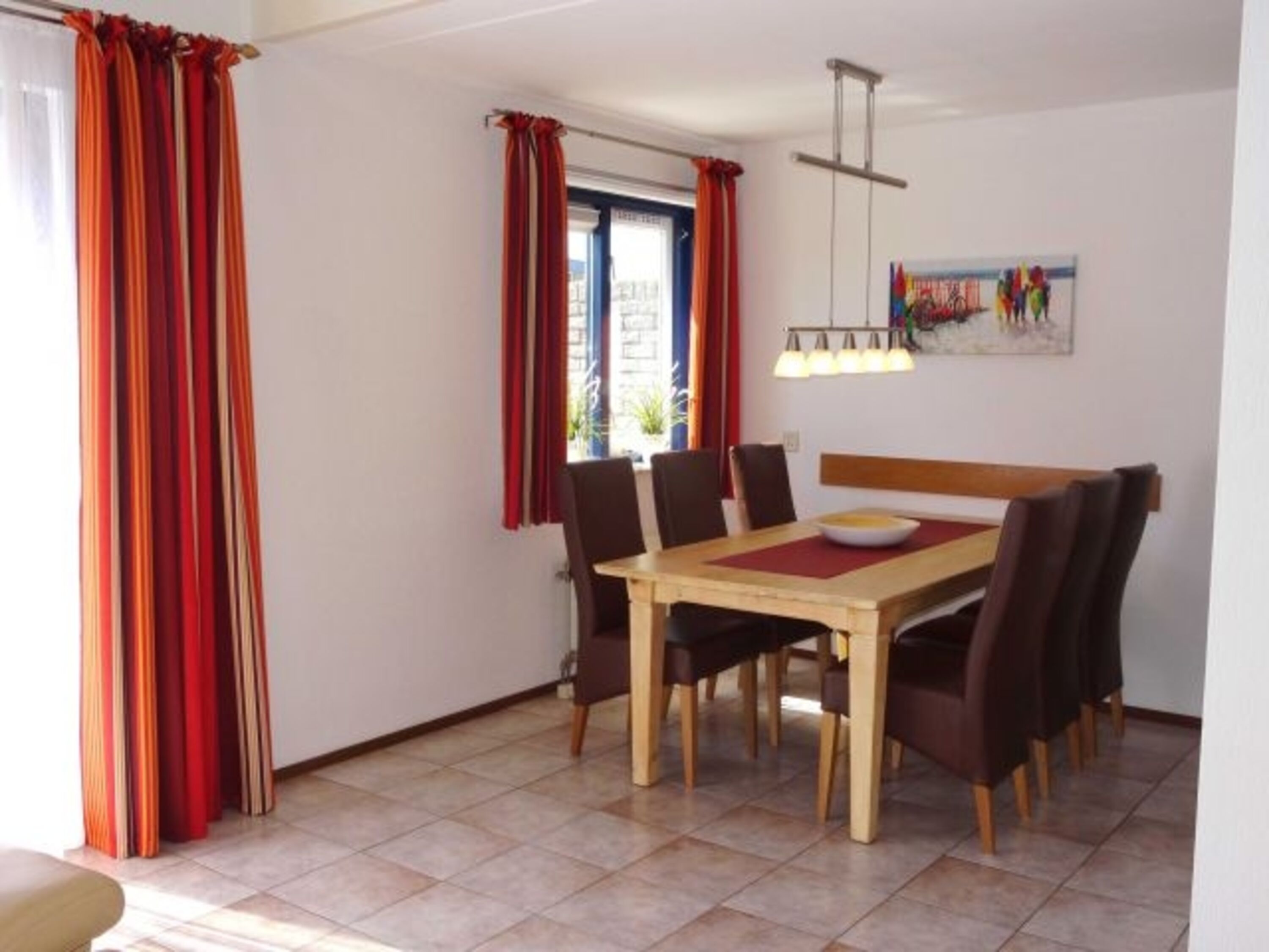 Esszimmer mit großem Tisch und 6 bequemen Stühlen