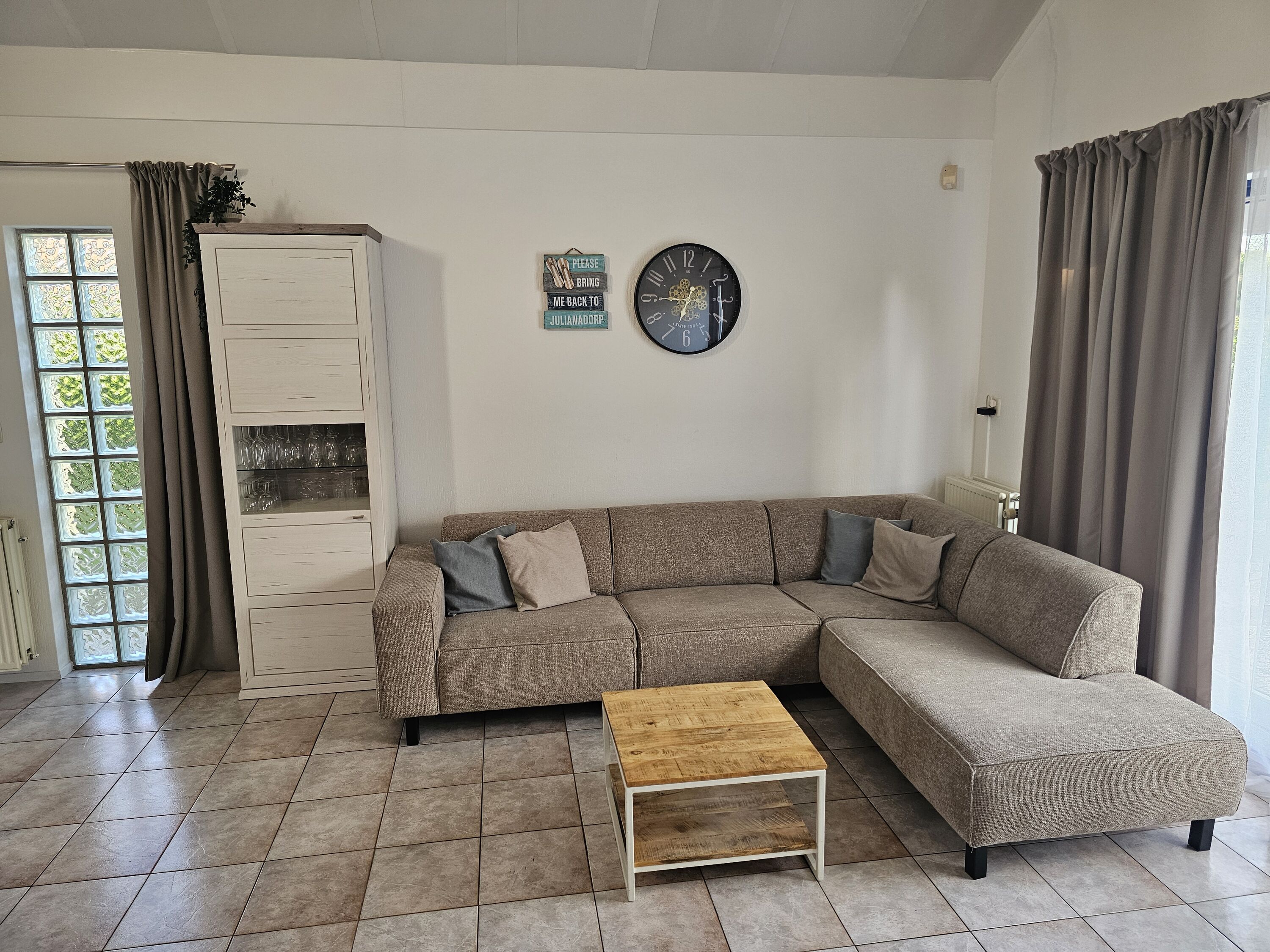 Wohnbereich mit gemütlichem Sofa und viel Tageslicht
