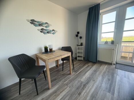 Wohn- und Schlafraum mit Blick in die friesische Landschaft