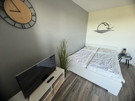 Wohn- und Schlafraum mit Blick in die friesische Landschaft