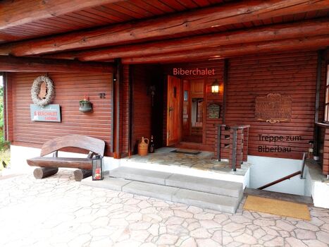 Eingänge Biberchalet (li.) und Biberbau (re.)