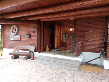 Eingänge Biberchalet (li.) und Biberbau (re.)