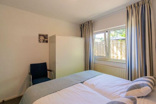 Schlafzimmer 1 mit 2 Einzelbetten und Kleiderschrank