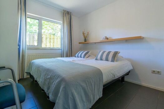 Schlafzimmer 1 mit 2 Einzelbetten und Kleiderschrank