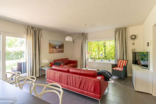 Die Sitzecke mit SMART TV