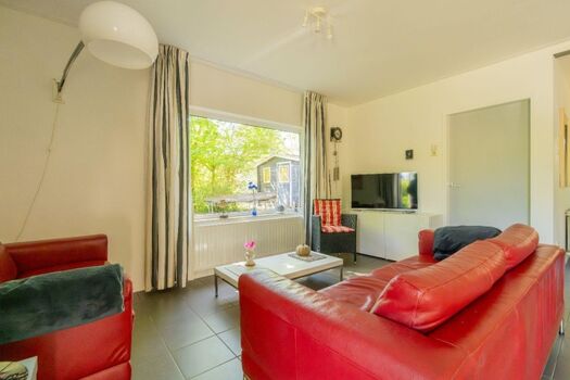 Die Sitzecke mit SMART TV