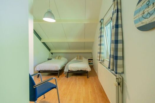 Schlafzimmer 3 mit 2 Einzelbetten und Kleiderschrank