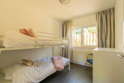 Schlafzimmer 2 mit Etagenbett und Kleiderschrank