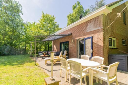 Die sonnige Terrasse mit Gartenmöbel