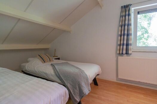 Schlafzimmer 3 mit 2 Einzelbetten und Kleiderschrank