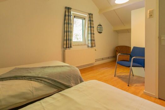 Schlafzimmer 3 mit 2 Einzelbetten und Kleiderschrank