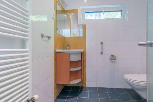 Badezimmer mit Dusche, Toilette und Waschbecken