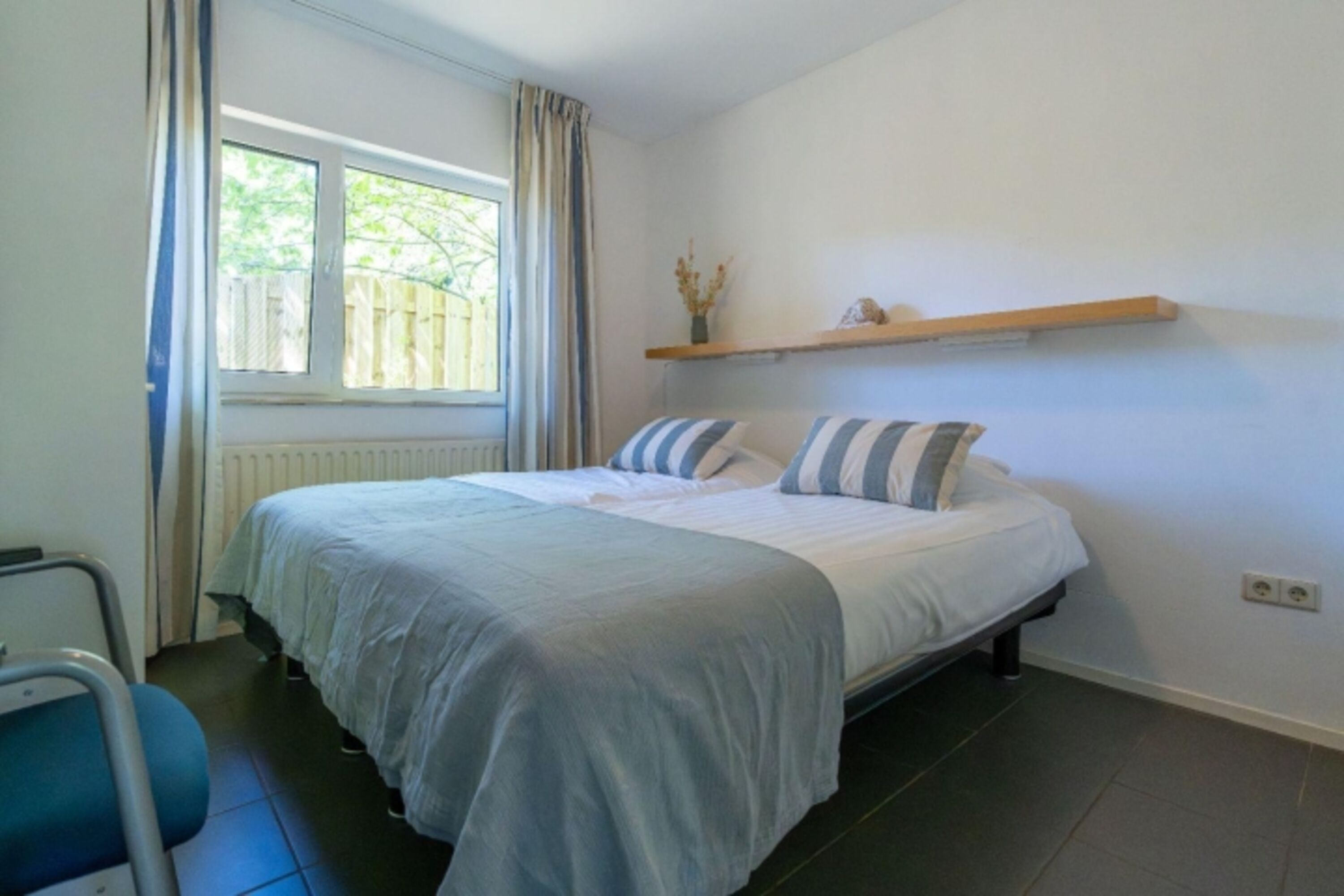 Schlafzimmer 1 mit 2 Einzelbetten und Kleiderschrank