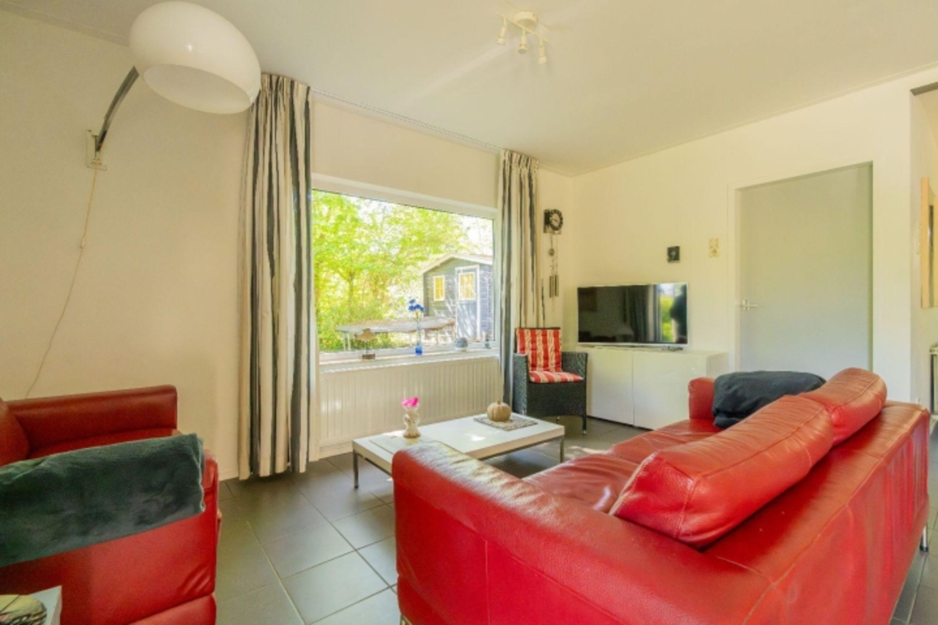 Die Sitzecke mit SMART TV