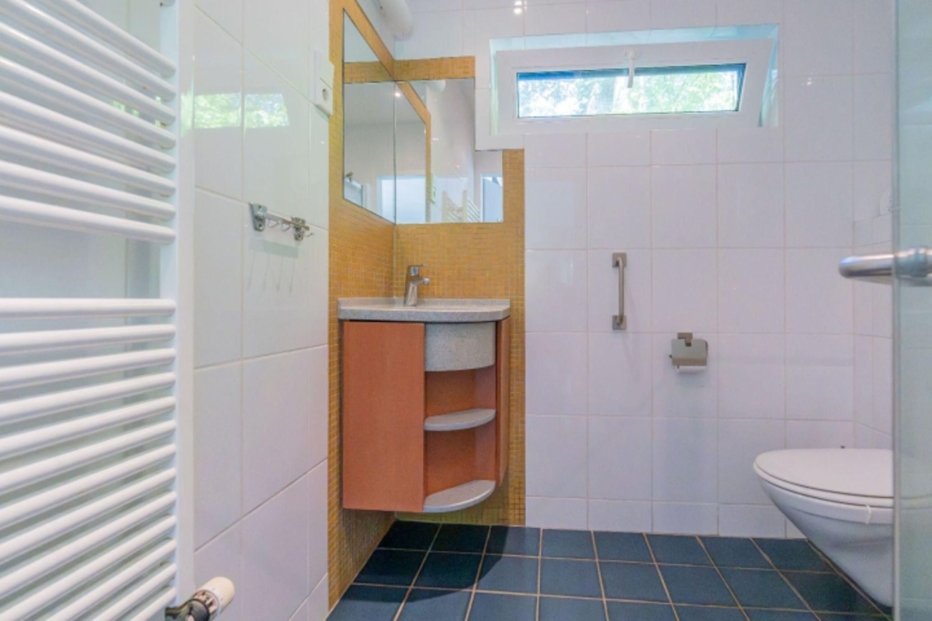 Badezimmer mit Dusche, Toilette und Waschbecken