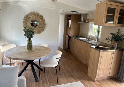 Wohnzimmer und offene Küche