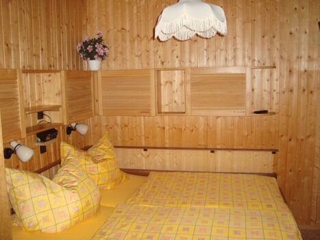 Schlafzimmer mit Doppelbett