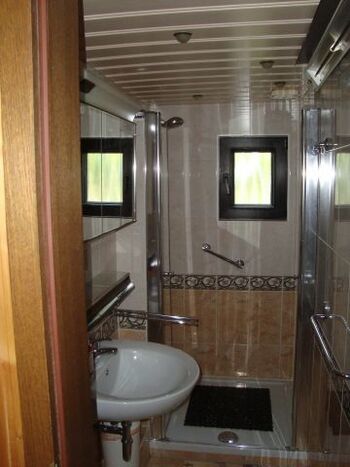 Bad und WC mit Fußbodenheizung und Fenster