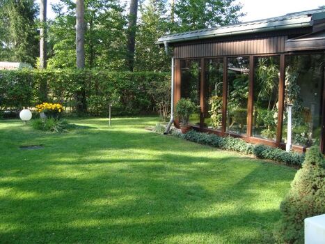 Liegewiese vor dem Haus