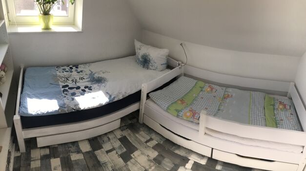 Kinderzimmer Bett 90x200 u. 70x160