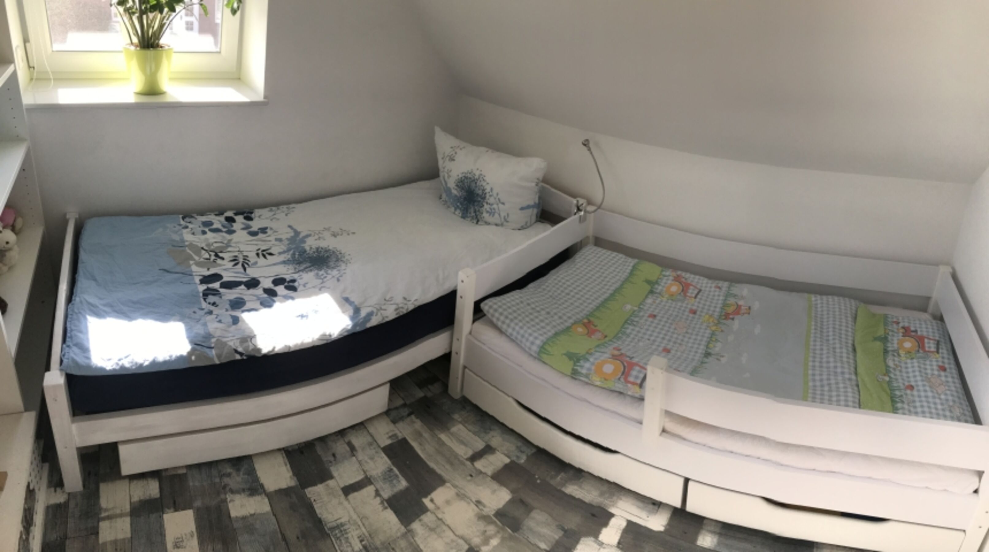 Kinderzimmer Bett 90x200 u. 70x160