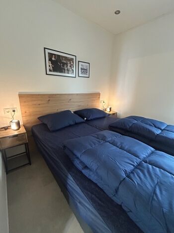 insgesamt 8 Personen und zwei Hunde haben Platz