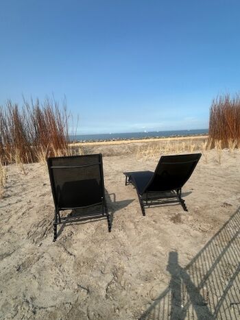 zwei Sonnenliegen gehören zum BeachHouse