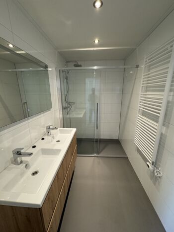 großes Duschbad im EG