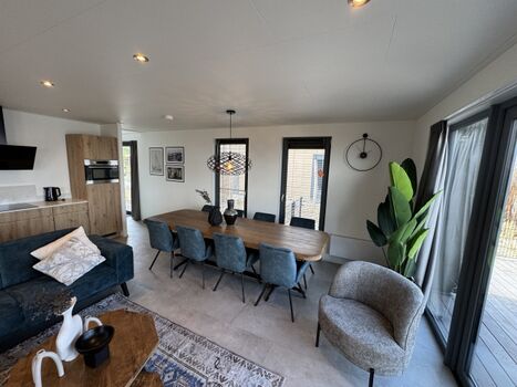 und moderne Einrichtung für 8 Personen und zwei Hunde