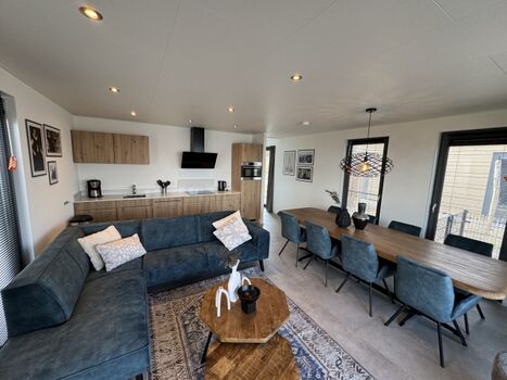 voll ausgestattete Küche, L-Couch zum Chillen