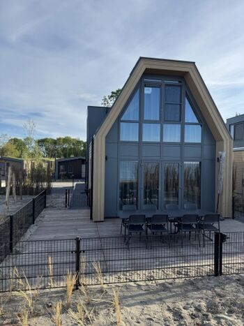 ganz neu und in Top-Lage direkt am Ufer