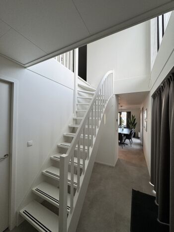 ein Treppenhaus verbindet die Etagen