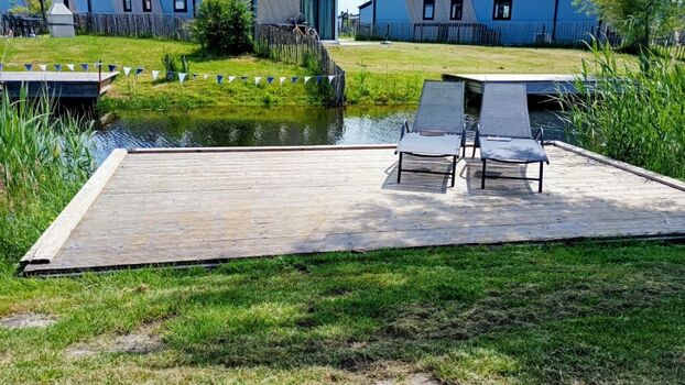 Sonnenliegen auf dem eigenen Steg laden zum Sonnenbaden ein