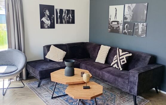 gemütlicher L-Couch und Klimaanlage im Wohnzimmer