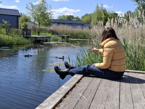 Steg direkt am Wasser zum Chillen und Angeln