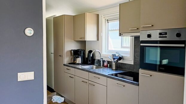 moderne voll ausgestattete Küche