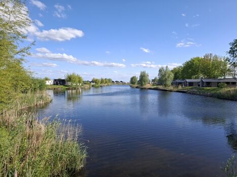 das Chalet liegt direkt am Wasserlauf des Parks