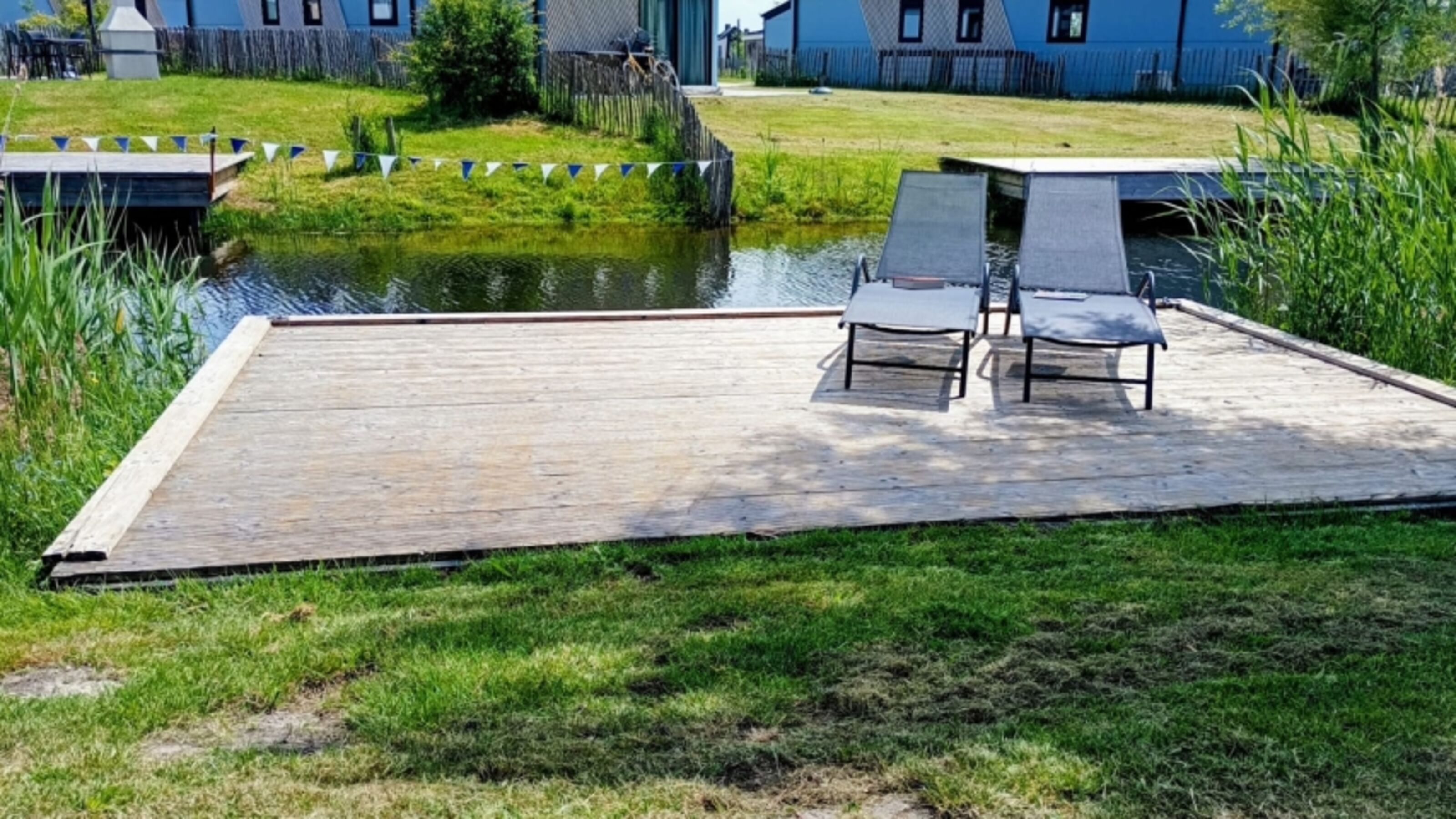 Sonnenliegen auf dem eigenen Steg laden zum Sonnenbaden ein
