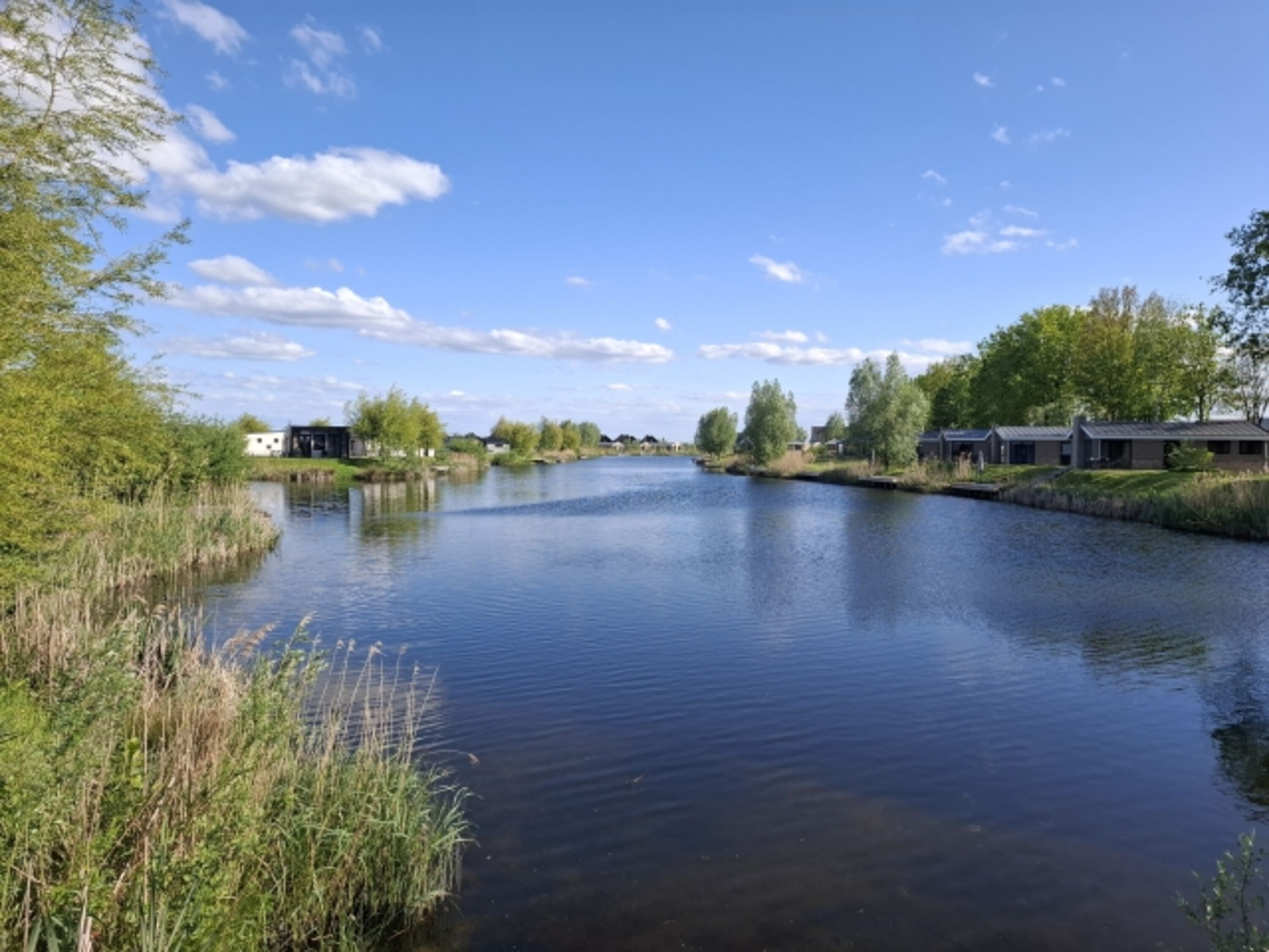 das Chalet liegt direkt am Wasserlauf des Parks