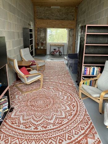 Bibliothek der Eingangs ist links hinten