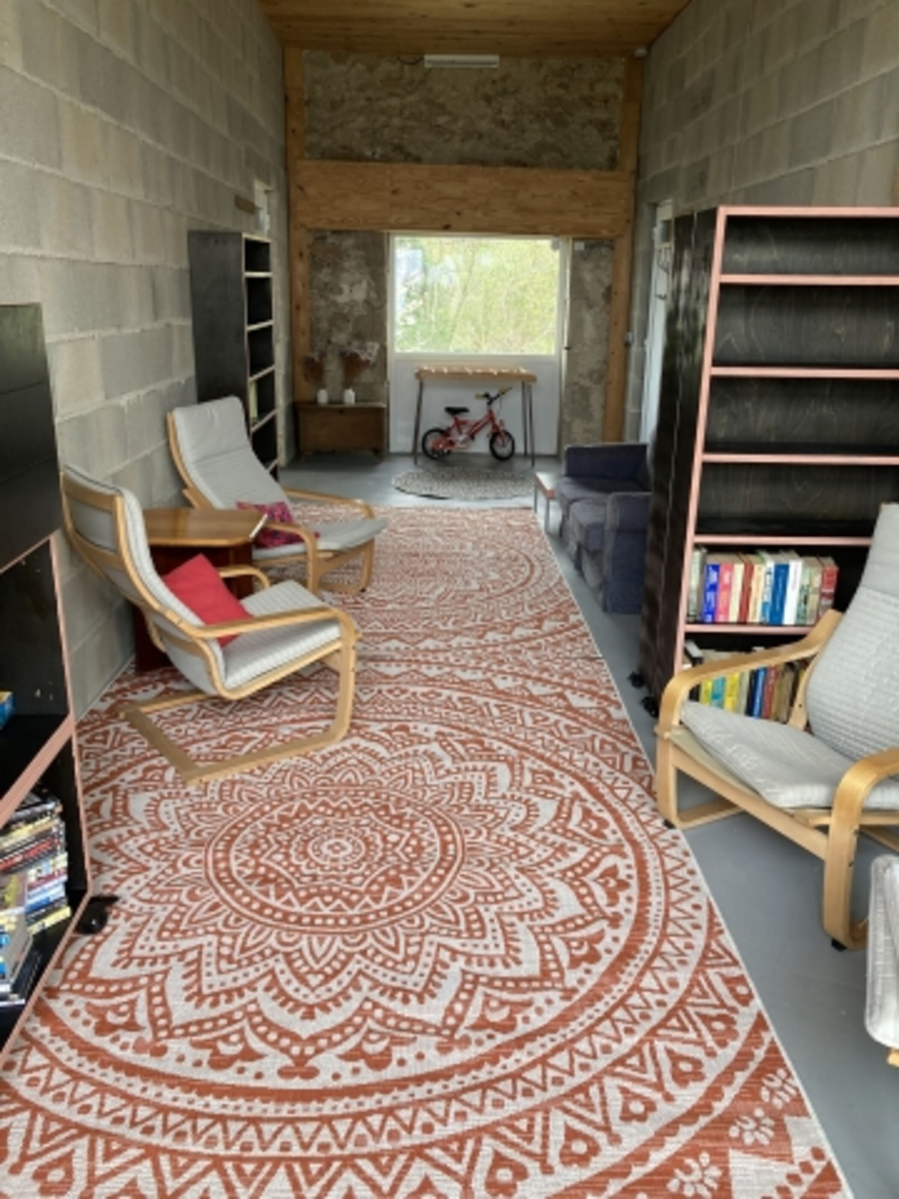 Bibliothek der Eingangs ist links hinten