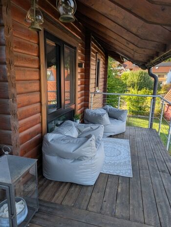 Der überdachte Freisitz auf dem Balkon