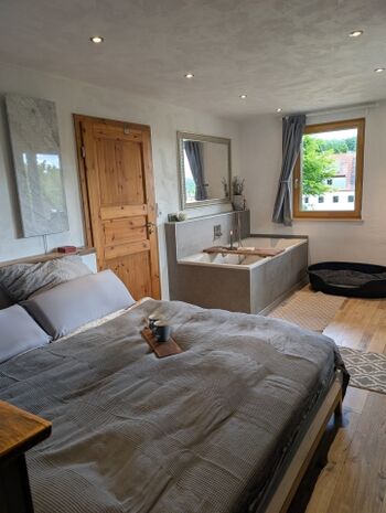 Das Hauptschlafzimmer mit Badewanne