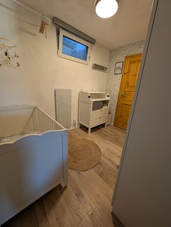 Der Kinder- und Ankleidebereich im Hauptschlafzimmer