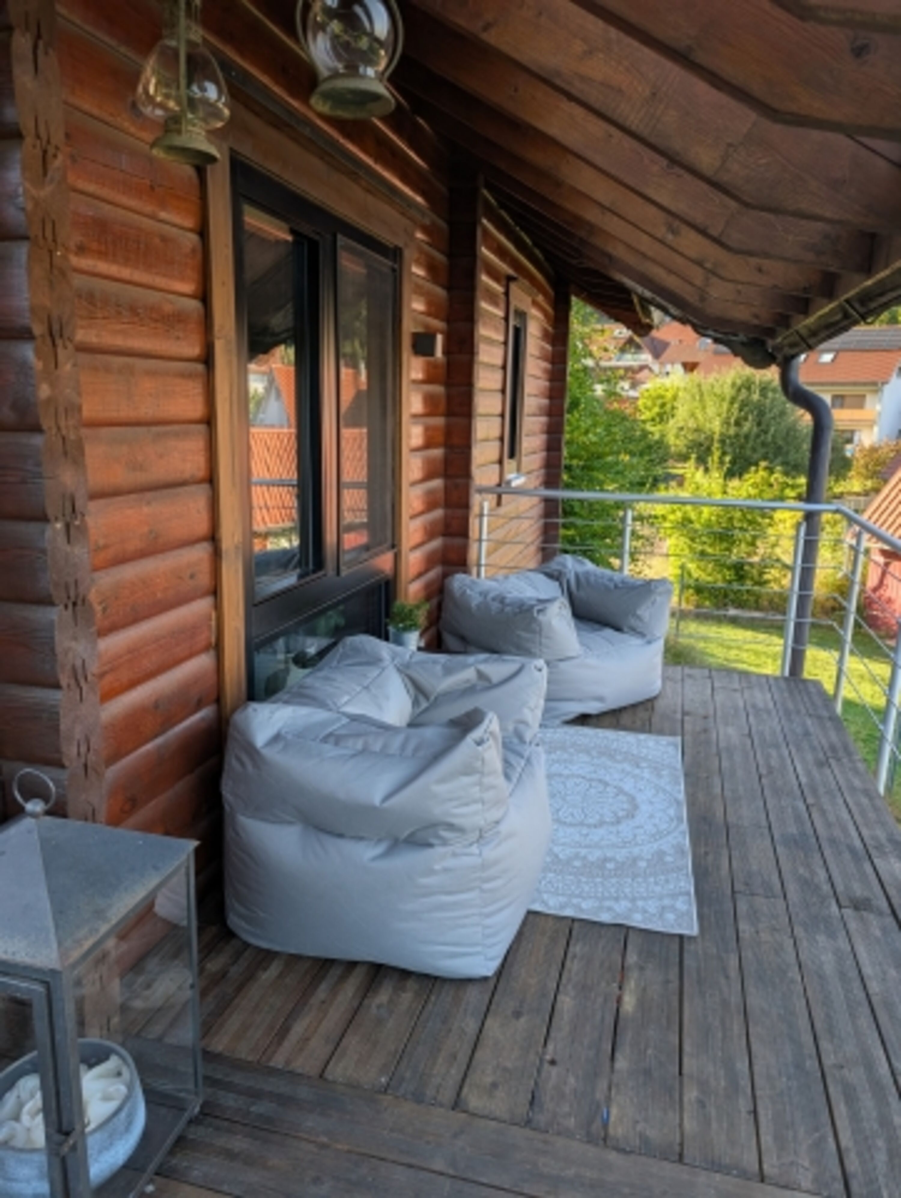 Der überdachte Freisitz auf dem Balkon