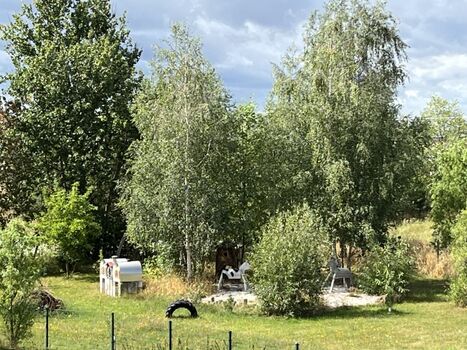 Spielplatz (links verschiedene Backöfen)