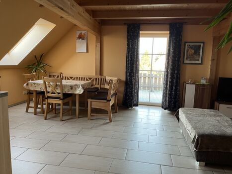 links Küche - rechts Wohnzimmer