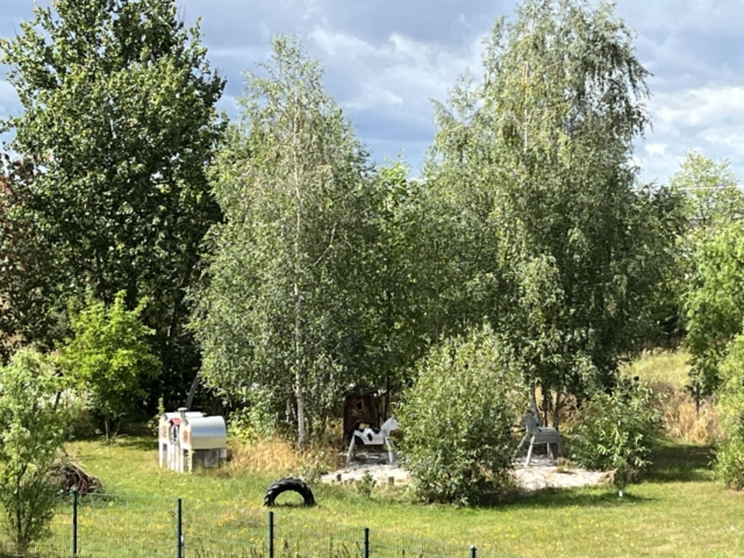Spielplatz (links verschiedene Backöfen)