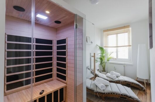 Spa-Zimmer mit Infrarot-Sauna
